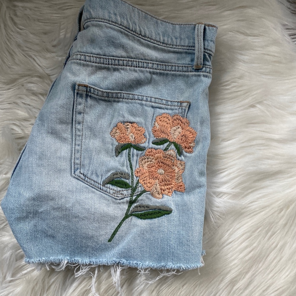 Gap Denim Floral Embroidered Shorts Size 26R